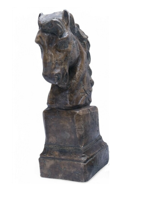 Sculptuur van een paardenhoofd (zgn. schaakstuk)