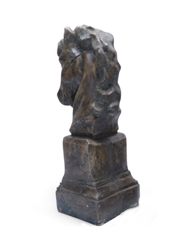Sculptuur van een paardenhoofd (zgn. schaakstuk)
