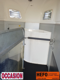 jonge Henra 2 paards XL aluminium trailer met o.a. klep-/ deur systeem en vaste zadelkamer
