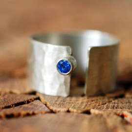 Zilveren ring met blauwe zirkonia