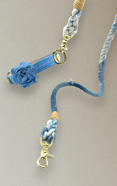 COLLIER BLEU AVEC ROSE DENIM