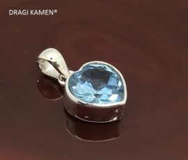 DRAGI KAMEN® - 925 zilveren hanger met facet geslepen blauwe topaas in hart vorm.