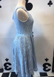 lichtblauwe jurk met kant