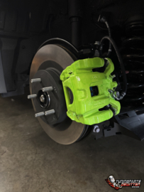 💚🔥 SOMS ZIT HET VERSCHIL IN DE KLEINSTE DETAILS! 🔥💚  Deze splinternieuwe Toyota C-HR+ kreeg bij Tuningparts De Witten een opvallende upgrade: de remklauwen werden gelakt in een knallende kleur! 💚