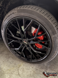 ❤️ Een subtiele upgrade met een groots effect! ❤️  Deze Lynk & Co 01 kreeg van ons een sportieve make-over met professioneel Rood gelakte Remklauwen. 🔥