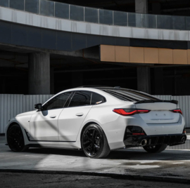 Oneway Complete bodykit passend voor BMW 4-Serie G26 M-Pack/M440i 2021- (met dubbel rond of ovale uitlaatsierstukken) - Glanzend zwart