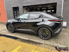 💚🔥 SOMS ZIT HET VERSCHIL IN DE KLEINSTE DETAILS! 🔥💚  Deze splinternieuwe Toyota C-HR+ kreeg bij Tuningparts De Witten een opvallende upgrade: de remklauwen werden gelakt in een knallende kleur! 💚
