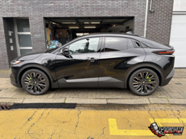 💚🔥 SOMS ZIT HET VERSCHIL IN DE KLEINSTE DETAILS! 🔥💚  Deze splinternieuwe Toyota C-HR+ kreeg bij Tuningparts De Witten een opvallende upgrade: de remklauwen werden gelakt in een knallende kleur! 💚
