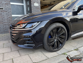💙🔥 VOLKSWAGEN ARTEON R SHOOTING BRAKE – BLUE DETAILS, BLACK FINISH! 🖤  Deze prachtige Volkswagen Arteon R Shooting Brake kreeg bij Tuningparts De Witten een mooie upgrade! 😎  🔵 Remklauwen Gelakt in Glanzend Blauw 🖤 Naven afgewerkt in Glanzend Zwart