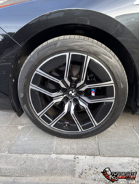 🖤 BMW i7 – Remklauwen in Gloss Black! 🖤  Een stijlvolle upgrade voor deze indrukwekkende BMW i7! 🔥  De remklauwen werden door Tuningparts De Witten gelakt in Gloss Black, voor een strakke, glanzende afwerking die perfect past bij het luxueuze karakter