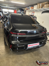 🖤 BMW i7 – Remklauwen in Gloss Black! 🖤  Een stijlvolle upgrade voor deze indrukwekkende BMW i7! 🔥  De remklauwen werden door Tuningparts De Witten gelakt in Gloss Black, voor een strakke, glanzende afwerking die perfect past bij het luxueuze karakter