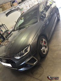 🔥 RODE REMKLAUWEN VOOR DEZE AUDI A4 Quattro! 🔥  Een subtiele upgrade die meteen een groot verschil maakt! 😍🏁  Voor deze Audi A4 Quattro hebben wij de originele remklauwen voorzien van een strakke rode afwerking. 🔴