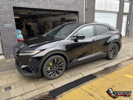 💚🔥 SOMS ZIT HET VERSCHIL IN DE KLEINSTE DETAILS! 🔥💚  Deze splinternieuwe Toyota C-HR+ kreeg bij Tuningparts De Witten een opvallende upgrade: de remklauwen werden gelakt in een knallende kleur! 💚