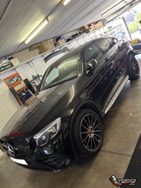 🔥 MERCEDES GLC 220d 4MATIC – REMKLAUWEN GELAKT & VELGENDETAILING 🔥 Voor deze stijlvolle Mercedes GLC 220d 4MATIC hebben we de remklauwen een mooie upgrade gegeven in Racing Rosso Rood. 🔴🔥 Maar we zijn nog een stap verder gegaan… 😎 🟥