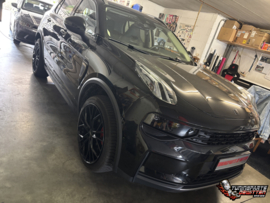 ❤️ Een subtiele upgrade met een groots effect! ❤️  Deze Lynk & Co 01 kreeg van ons een sportieve make-over met professioneel Rood gelakte Remklauwen. 🔥