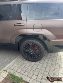 🔥 HYUNDAI SANTA FE HYBRID – NEON ORANGE REMKLAUWEN 🔥  Een subtiele upgrade? Niet helemaal… 😎 Deze Hyundai Santa Fe Hybrid kreeg een opvallende Neon Orange remklauwlak, en het resultaat mag er zeker zijn! 🧡