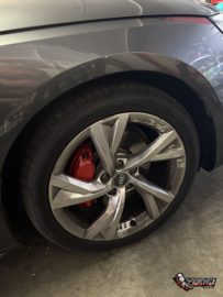 🔥 RODE REMKLAUWEN VOOR DEZE AUDI A4 Quattro! 🔥  Een subtiele upgrade die meteen een groot verschil maakt! 😍🏁  Voor deze Audi A4 Quattro hebben wij de originele remklauwen voorzien van een strakke rode afwerking. 🔴