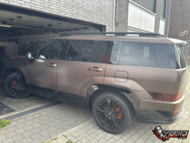 🔥 HYUNDAI SANTA FE HYBRID – NEON ORANGE REMKLAUWEN 🔥  Een subtiele upgrade? Niet helemaal… 😎 Deze Hyundai Santa Fe Hybrid kreeg een opvallende Neon Orange remklauwlak, en het resultaat mag er zeker zijn! 🧡
