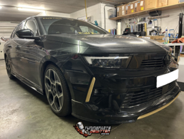 🔥🔥🔥Opel Astra L Sport Tourer 2023 voorzien van Irmscher Side Skirts Professioneel gespoten op Kleurcode van de Wagen Carbon Black🔥🔥🔥