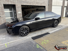 🖤 BMW i7 – Remklauwen in Gloss Black! 🖤  Een stijlvolle upgrade voor deze indrukwekkende BMW i7! 🔥  De remklauwen werden door Tuningparts De Witten gelakt in Gloss Black, voor een strakke, glanzende afwerking die perfect past bij het luxueuze karakter