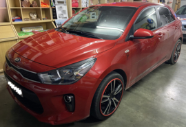 🔥Kia Rio voorzien van Striping, Stickers & Zonneband🔥