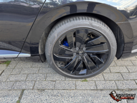 💙🔥 VOLKSWAGEN ARTEON R SHOOTING BRAKE – BLUE DETAILS, BLACK FINISH! 🖤  Deze prachtige Volkswagen Arteon R Shooting Brake kreeg bij Tuningparts De Witten een mooie upgrade! 😎  🔵 Remklauwen Gelakt in Glanzend Blauw 🖤 Naven afgewerkt in Glanzend Zwart