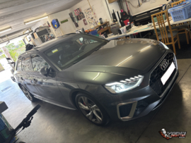 🔥 RODE REMKLAUWEN VOOR DEZE AUDI A4 Quattro! 🔥  Een subtiele upgrade die meteen een groot verschil maakt! 😍🏁  Voor deze Audi A4 Quattro hebben wij de originele remklauwen voorzien van een strakke rode afwerking. 🔴