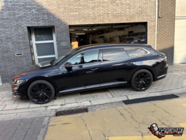 💙🔥 VOLKSWAGEN ARTEON R SHOOTING BRAKE – BLUE DETAILS, BLACK FINISH! 🖤  Deze prachtige Volkswagen Arteon R Shooting Brake kreeg bij Tuningparts De Witten een mooie upgrade! 😎  🔵 Remklauwen Gelakt in Glanzend Blauw 🖤 Naven afgewerkt in Glanzend Zwart