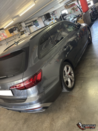 🔥 RODE REMKLAUWEN VOOR DEZE AUDI A4 Quattro! 🔥  Een subtiele upgrade die meteen een groot verschil maakt! 😍🏁  Voor deze Audi A4 Quattro hebben wij de originele remklauwen voorzien van een strakke rode afwerking. 🔴