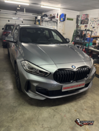 💙 BMW 1 Serie 118i voorzien van Ocean Turquoise remklauwen! 💙