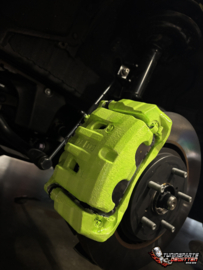 💚🔥 SOMS ZIT HET VERSCHIL IN DE KLEINSTE DETAILS! 🔥💚  Deze splinternieuwe Toyota C-HR+ kreeg bij Tuningparts De Witten een opvallende upgrade: de remklauwen werden gelakt in een knallende kleur! 💚