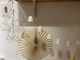 SLINGER BELLS VAN AFVALPAPIER