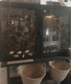 UNIEKE OUDE VITRINE IN MATZWART EN GEVULD MET BLOEMEN