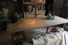 MOOIE GROTE TAFEL MET OUDE SCHRAGEN