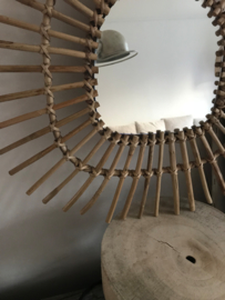 ROTAN SPIEGEL MET SPRIETEN/KOMT WEER BINNEN