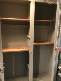 PRACHTIGE KAST IN ZACHTGROEN KALKVERF/verkocht