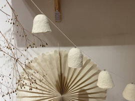 Slinger bells van afvalpapier