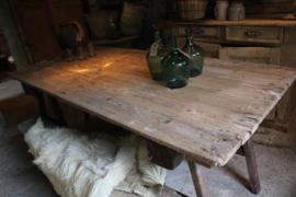 MOOIE GROTE TAFEL MET OUDE SCHRAGEN