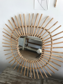 ROTAN SPIEGEL MET SPRIETEN/KOMT WEER BINNEN