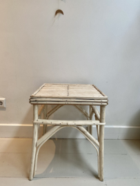 Blank houten tafeltje