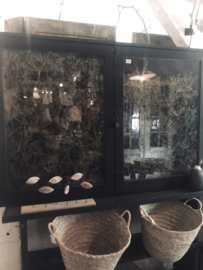 UNIEKE OUDE VITRINE IN MATZWART EN GEVULD MET BLOEMEN