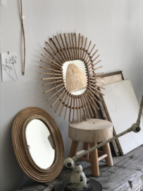 ROTAN SPIEGEL MET SPRIETEN/KOMT WEER BINNEN