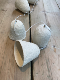 SLINGER BELLS VAN AFVALPAPIER