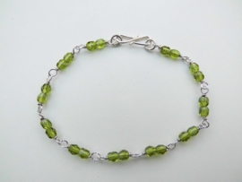 Zilveren olijf groene kralen bracelet.