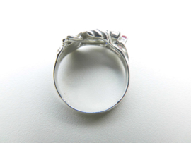 Zilveren hand die bloem vasthoud ring (rood/wit/blauw steentjes.)