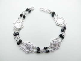 Zilveren muntjes-zwarte kralen bracelet.