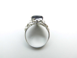 Zilveren zwarte steen dames ring.