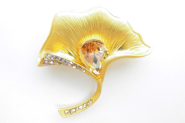 Broche goudkleurige Ginkgo blad.