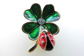 Broche klavertje 4 met lieveheersbeestje.