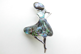 Broche dansend meisje parelmoer.